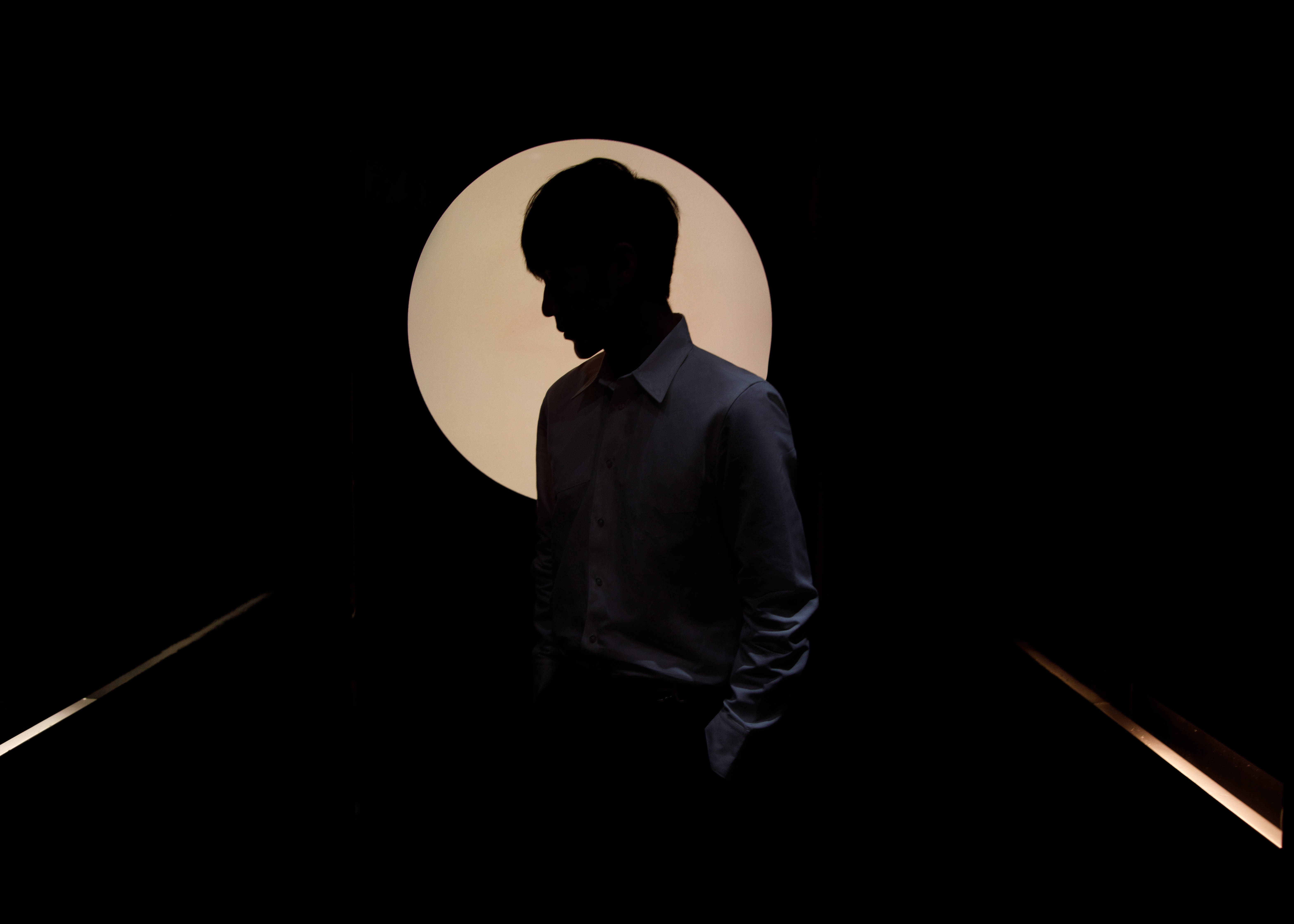 白宇变白衬衫男神清爽有型 光影间秀侧颜散发魅力