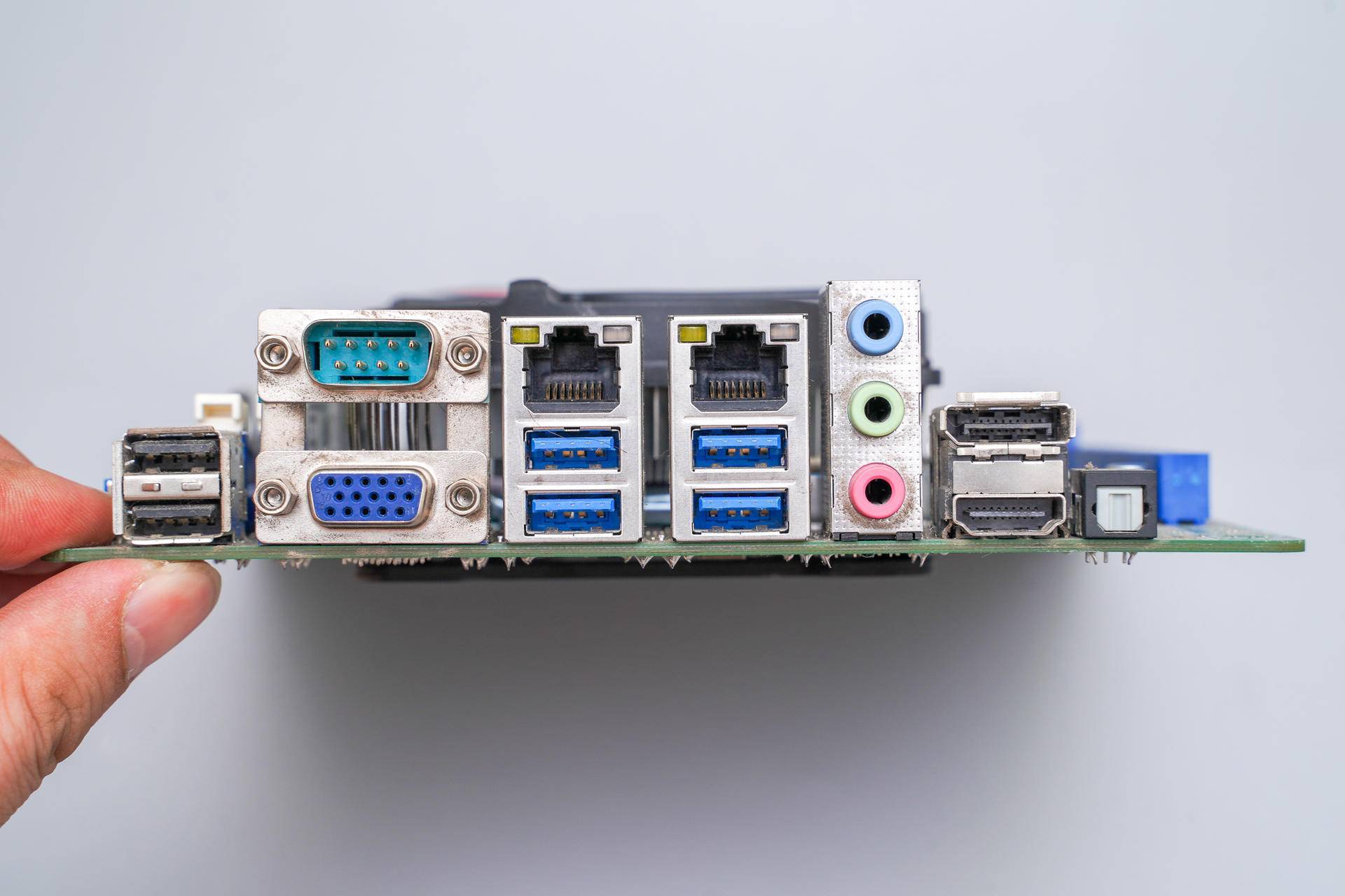 18,pcie*16的扩展槽,可以接各种万兆网卡,扩展卡等