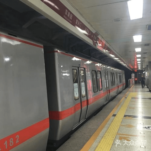 地铁东单站今起试行潮汐通道