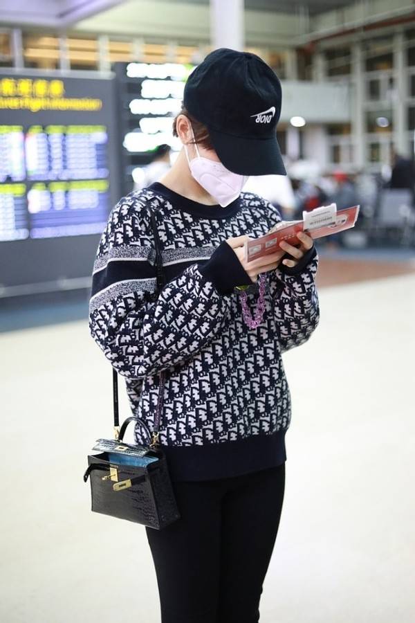 毛晓彤提前入春 素色毛衣显低调 小脚裤露脚踝真挺 心机 气质