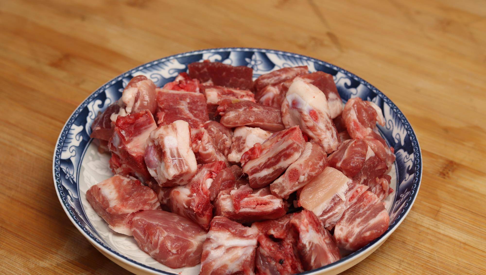 买排骨别挑肉多的,肉贩子教你5个妙招,轻松选出新鲜美味好排骨