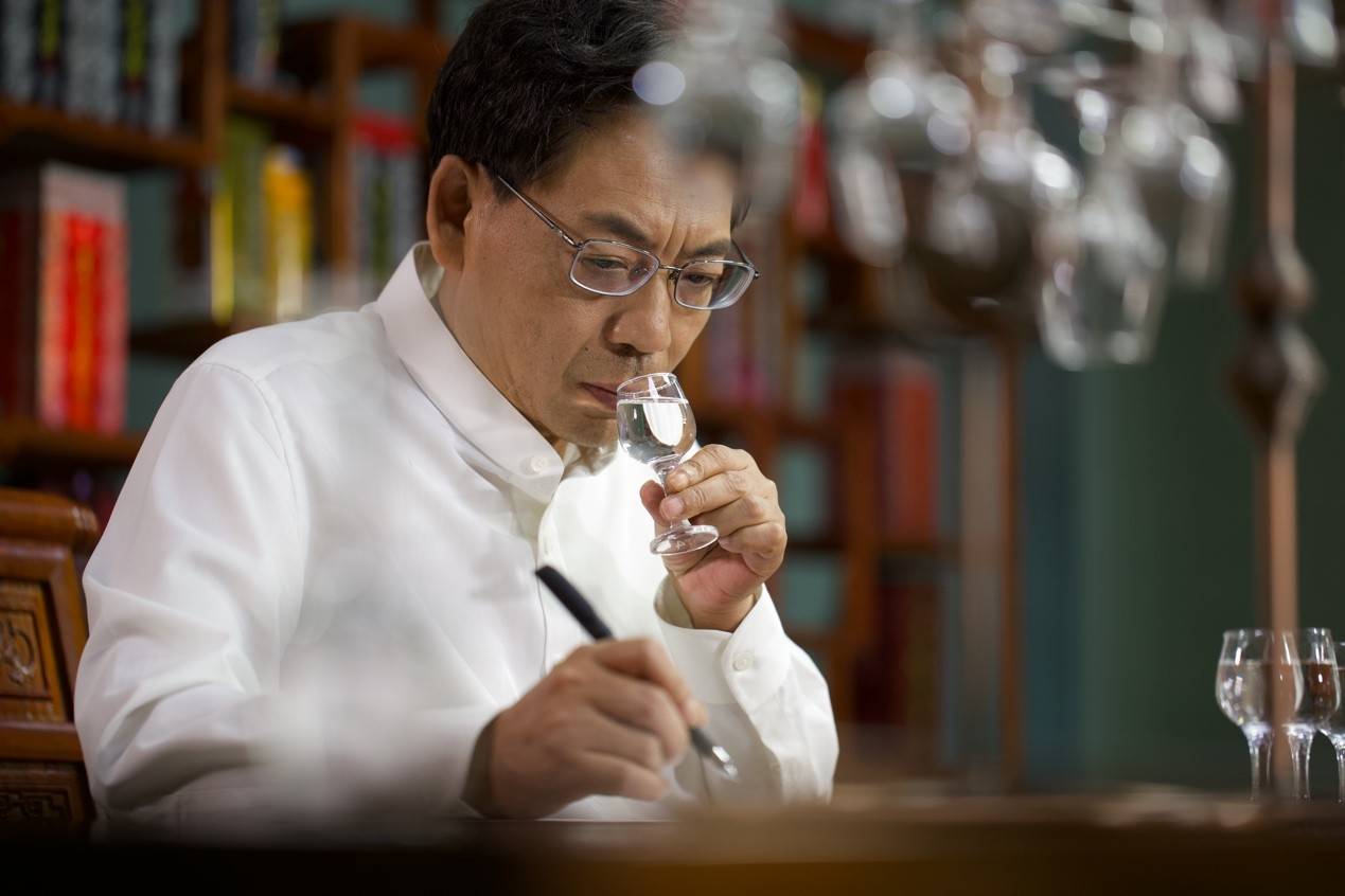 绵柔酱香开创新者酱酒大师梁明锋的传承与创新