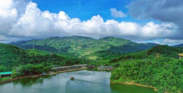 海南一处神秘小岛，没有海只有山地湖泊，堪称热带雨林的精品