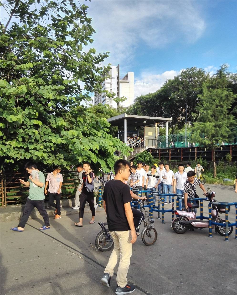 实拍龙华富士康工人下班的场景以前的拥挤呢工衣加牛仔裤呢