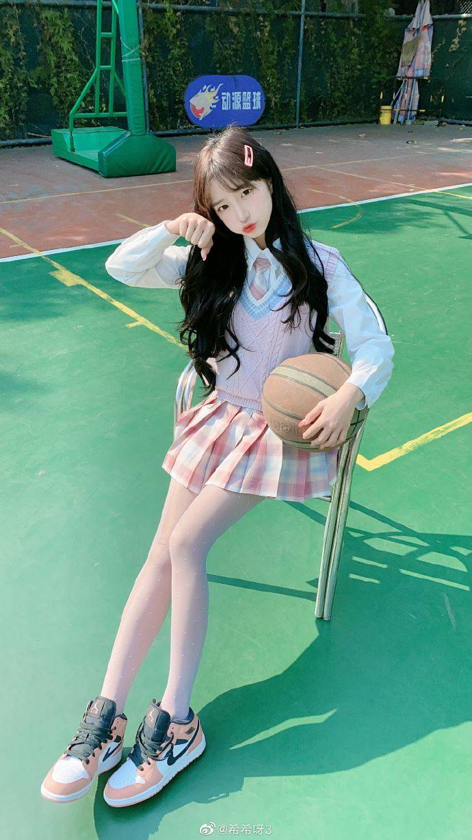 美女主播晒逆天腿根,影子竟然有2倍粗,网友称这下翻车了!_手机搜狐网