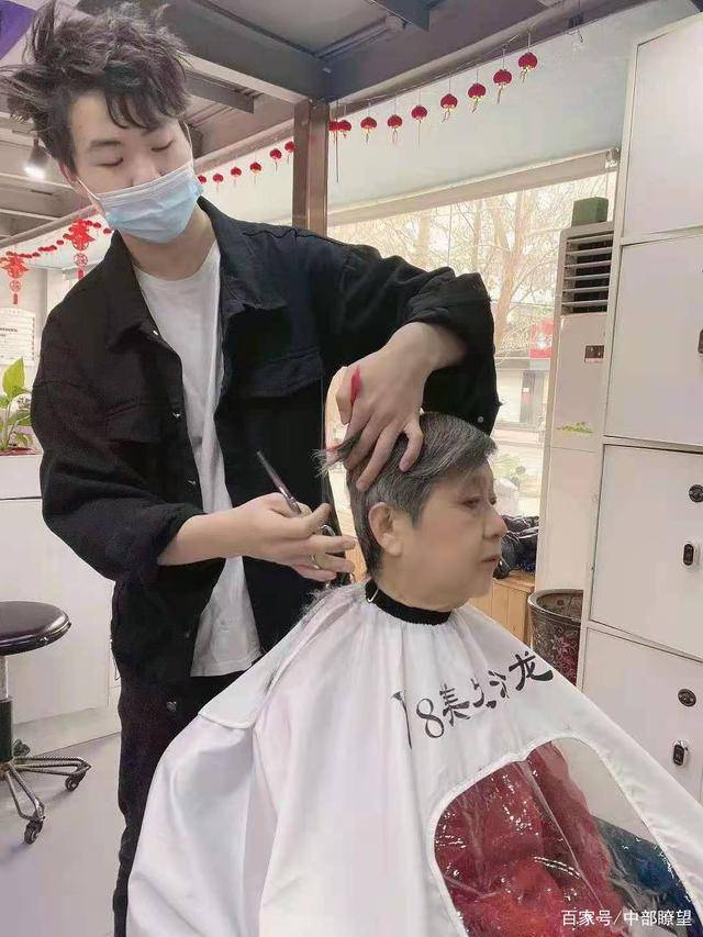 温暖从"头"开始 郑州一美发沙龙20年如一日为老人免费剪发