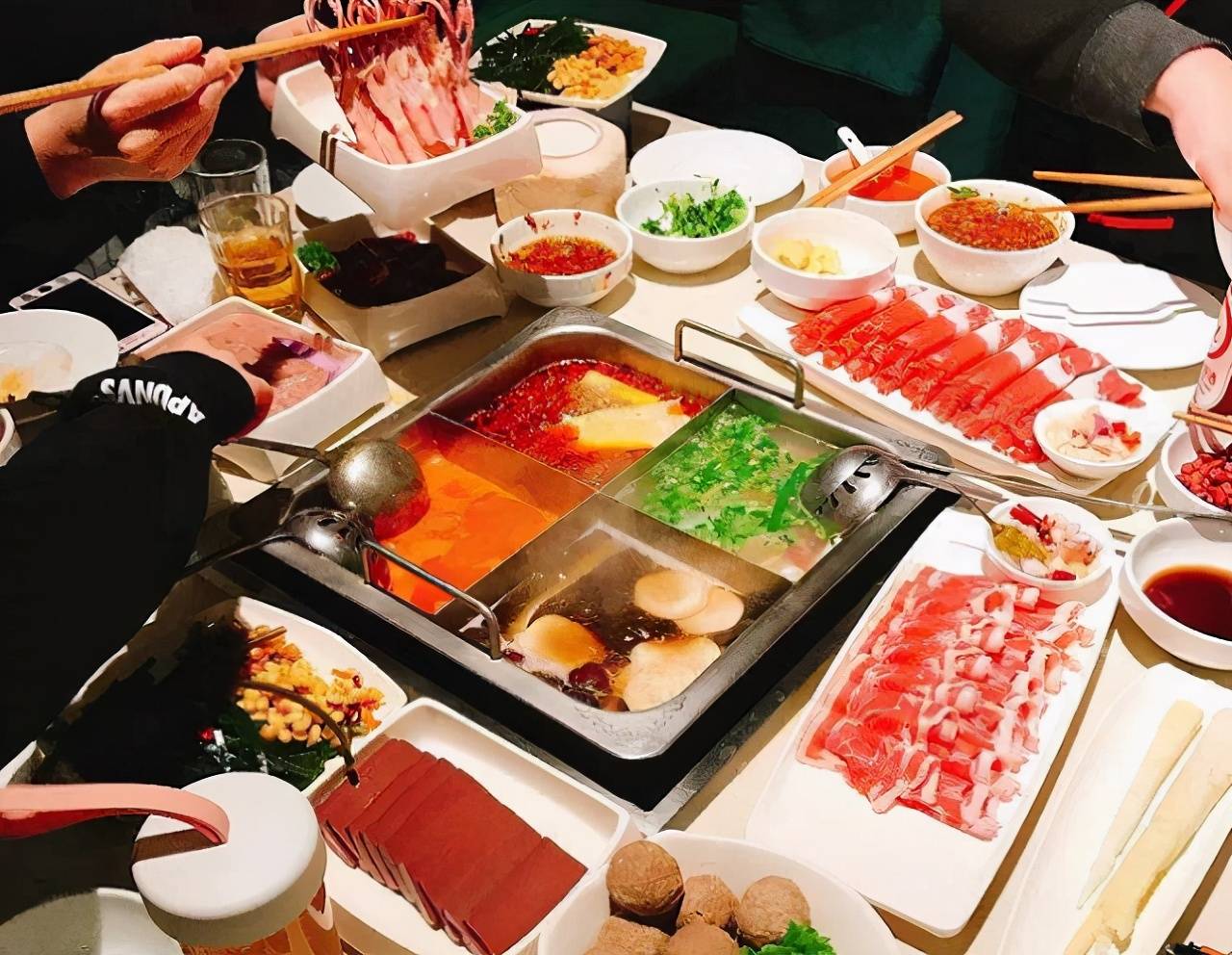 原创海底捞火锅再现高级吃法,服务员都看不下去,老板:这是行家