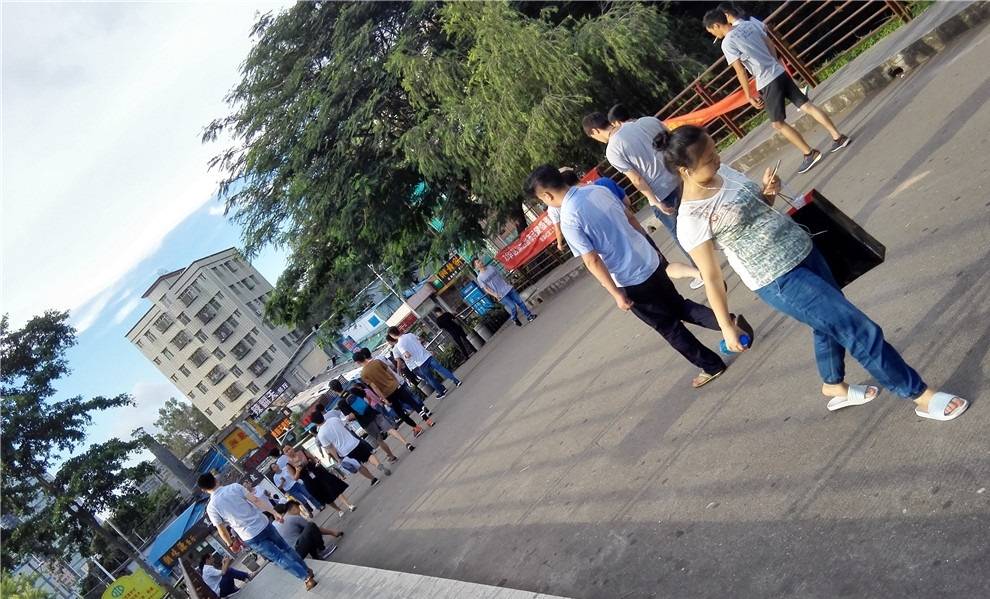 实拍龙华富士康工人下班的场景以前的拥挤呢工衣加牛仔裤呢