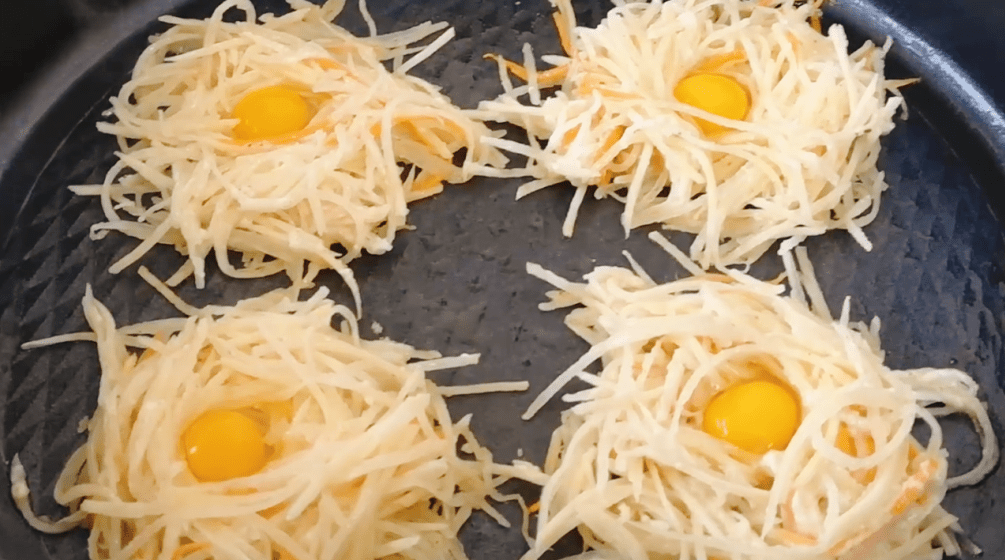 土豆丝里加8个蛋做法简单外酥里软糯营养美味当菜又当饭
