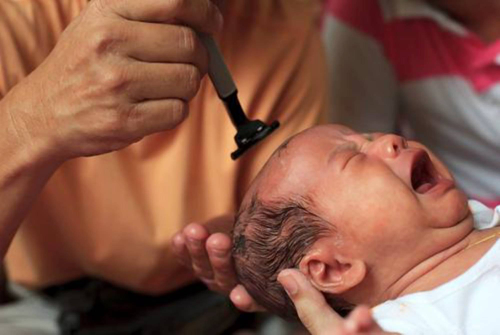 原创新生儿头发稀疏要多剃当心长成猕猴桃这样护理才浓密