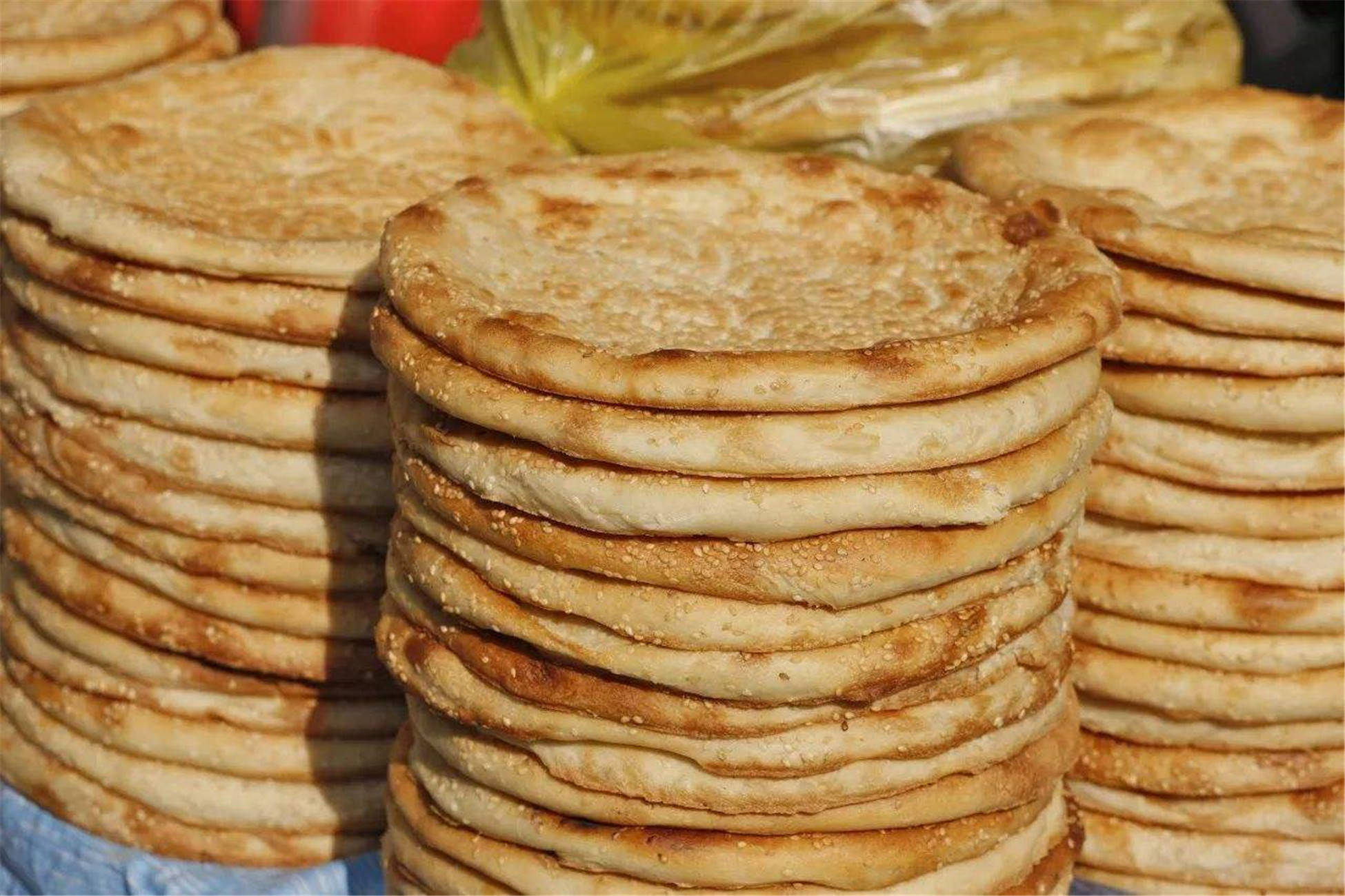 馕2.新疆烤羊肉串,是新疆民族特色的风味小吃.