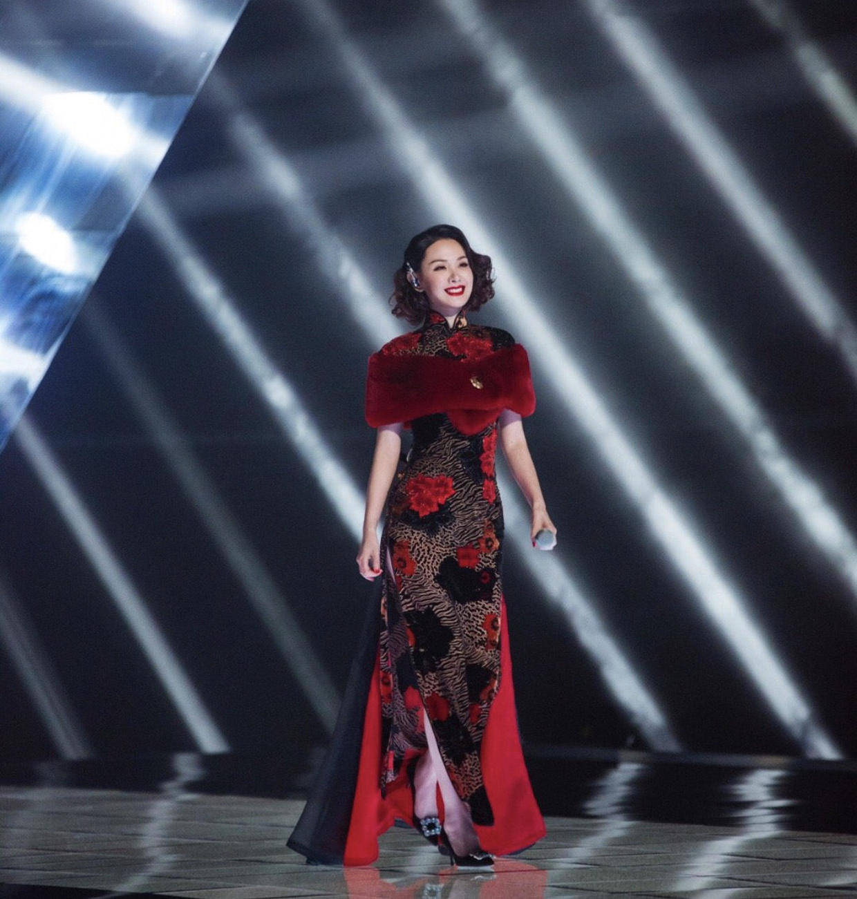 原创程莉莎高贵优雅,穿淡紫色薄纱连衣裙,让仙女气息展现得淋漓尽致