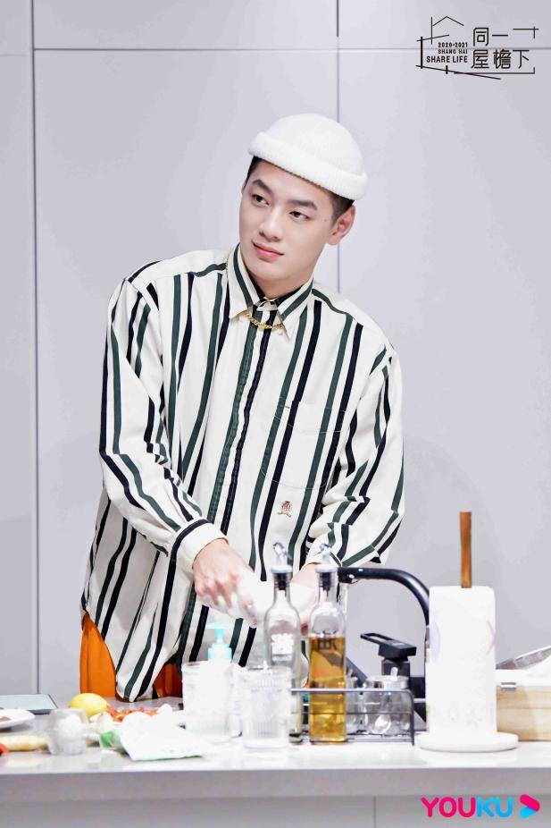 真人版霸道总裁入住《同一屋檐下》,曾可妮杨笠嗑糖甜出姨母笑