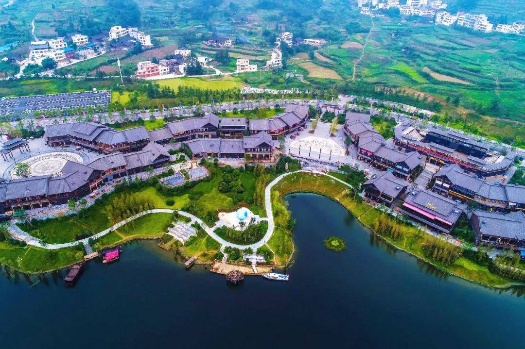 小镇坐落于丹寨县东湖湖畔,以苗族传统特色建筑为基础,以丹寨历史文化