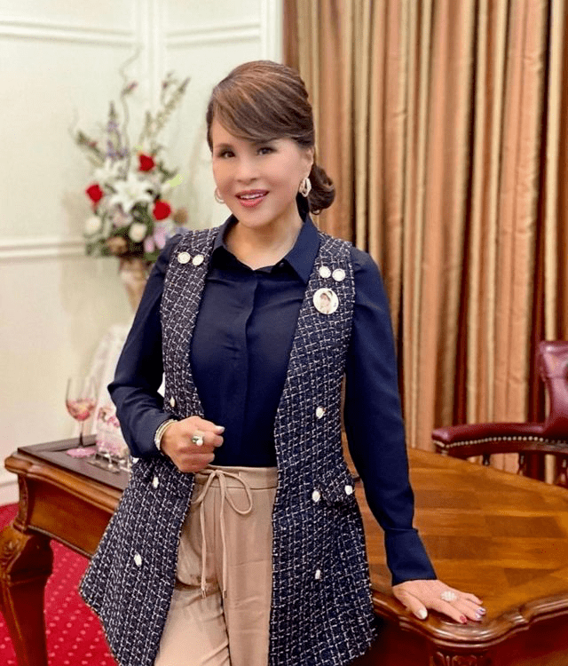 裹纱裙太像女明星,一双女儿真惊艳_乌汶叻