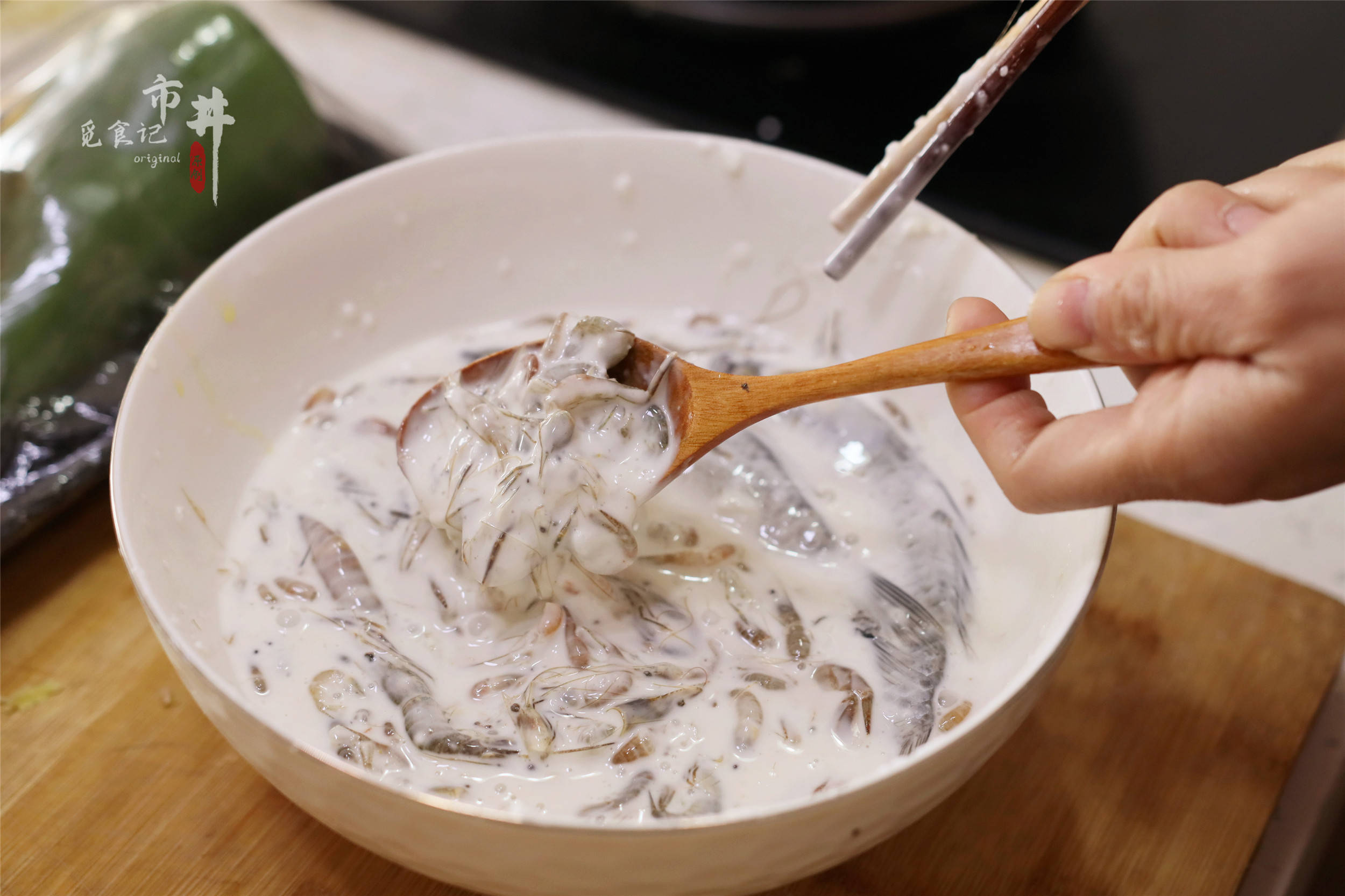 过年炸小鱼小虾,老手都这样挂糊,酥脆的掉渣,放凉也不回软