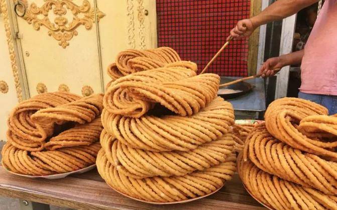 家里来宾客时要端上馓子和盖碗茶招待,馓子这一小吃,史籍上有记载