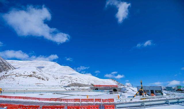 西藏东南林芝，平均海拔3100米的雪域江南，位于雅鲁藏布江中下游