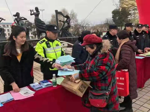 江蘇灌南警方護佑地攤經濟豐富居民購物車