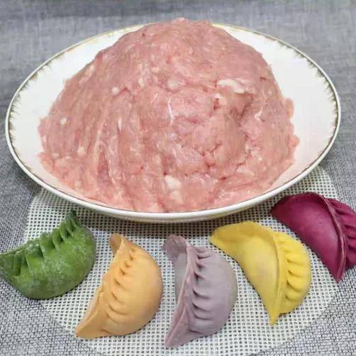 我们还将选取五个水饺,分别包入棉花糖,花生米,大红枣;吃到特殊饺子的