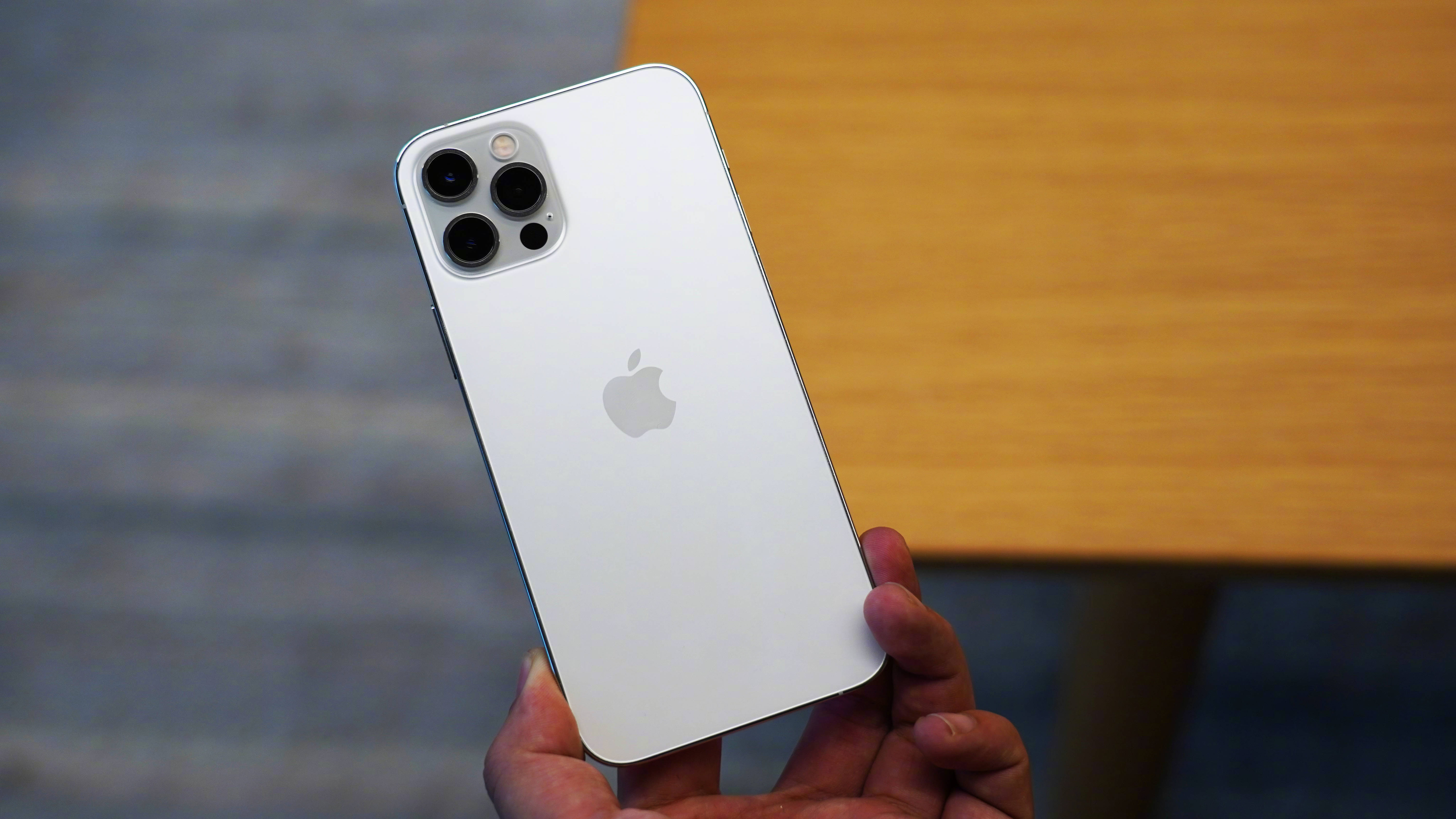 器以及ios 14移动操作系统优化下的2815mah电池容量都让苹果iphone 12