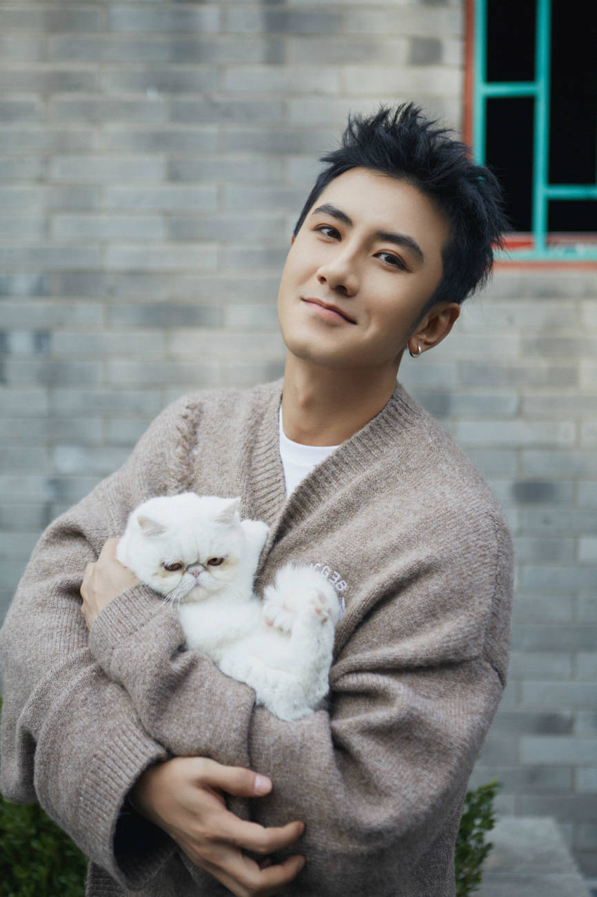 肖顺尧全新时尚写真大片曝光反差感十足演绎多面魅力