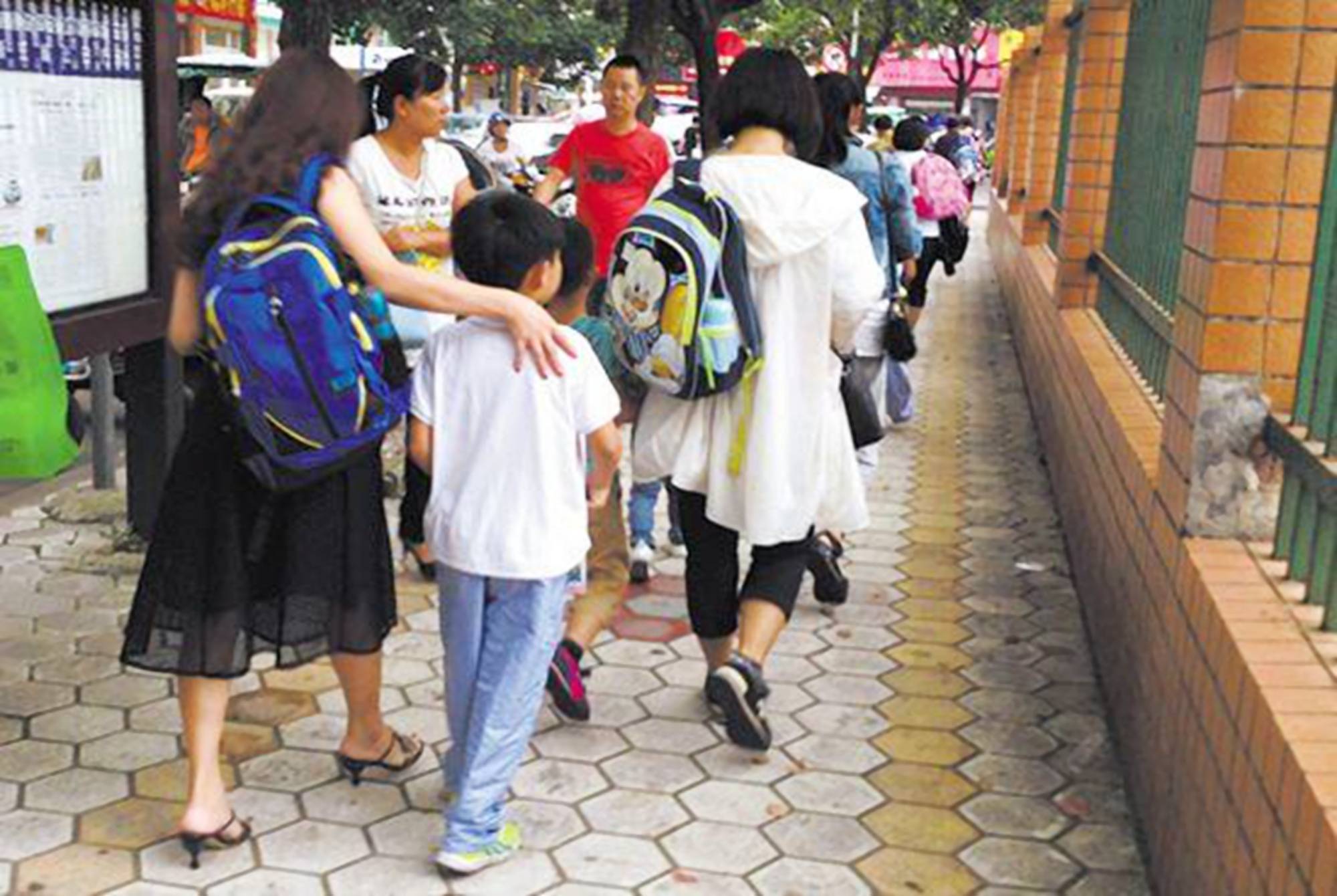 小学生帮抄作业成赚钱生意背后原因值得深究影响学习成绩