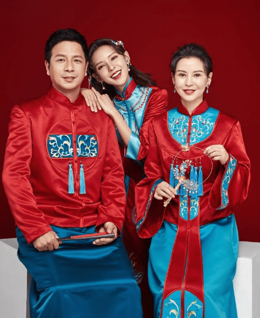 张予曦一家三口拍大片,穿红色旗袍喜庆又洋气,眉眼和妈妈太像了
