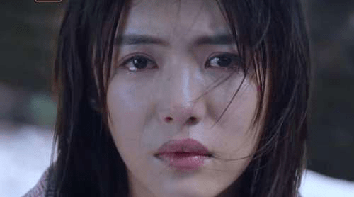 面对申世杰已经暴露的狼牙,柯滢坚毅,果断,眼里藏不住的是愤怒和憎恨