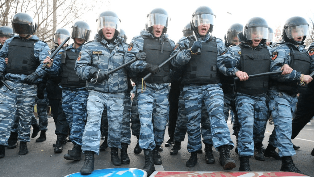 本文分析认为,俄罗斯内务部相关部门设计这种警服的时候,并没有考虑