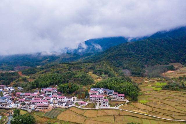 江西资溪有名的是大觉山，但挨着的大觉溪，傍晚的景色就这么仙