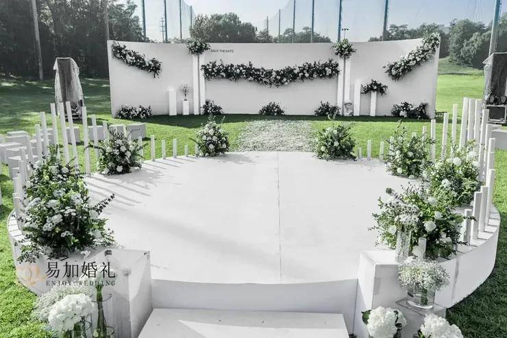 这场极简空间设计感的秀场风婚礼, 解锁了草坪婚礼的新定义