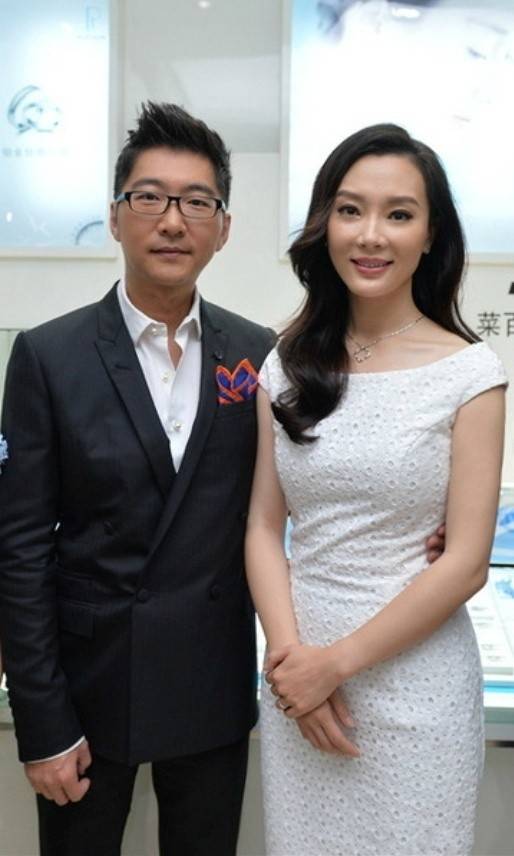 陈数罕见携夫出席活动,穿紧身白裙成熟知性,获老公揽腰真幸福