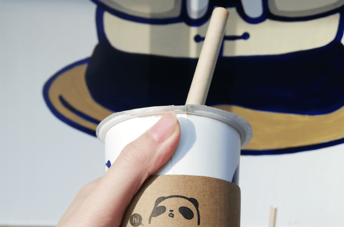 吸管禁塑令实施后,网友:体验感太差用纸吸管喝奶茶像啃卫生纸芯