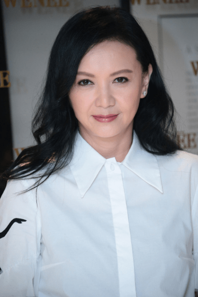 她和梁朝伟同居6年分手,一人抚养儿子成冠军,现53岁仍然貌美