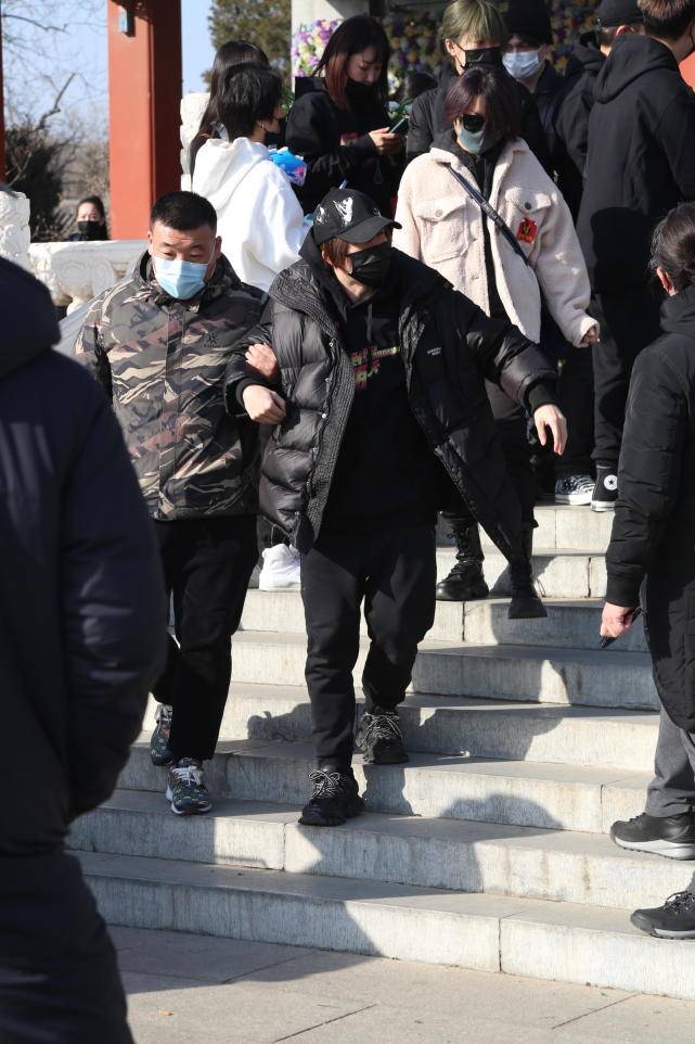 赵英俊追悼会现场,众星拿小红花送别,薛之谦是重点