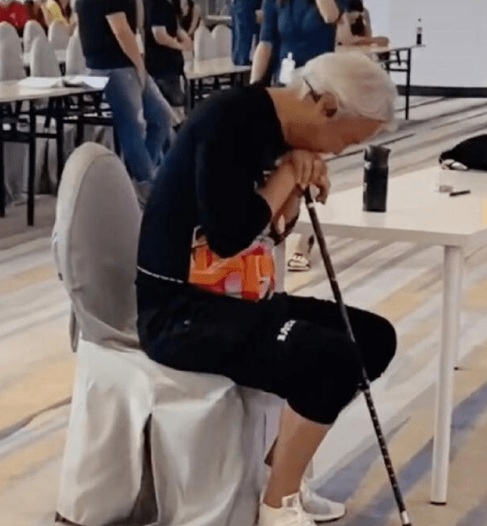 61岁林瑞阳老态尽显,身体抱恙下楼需搀扶,张庭却只顾直播带货?-搜狐大视野-搜狐新闻