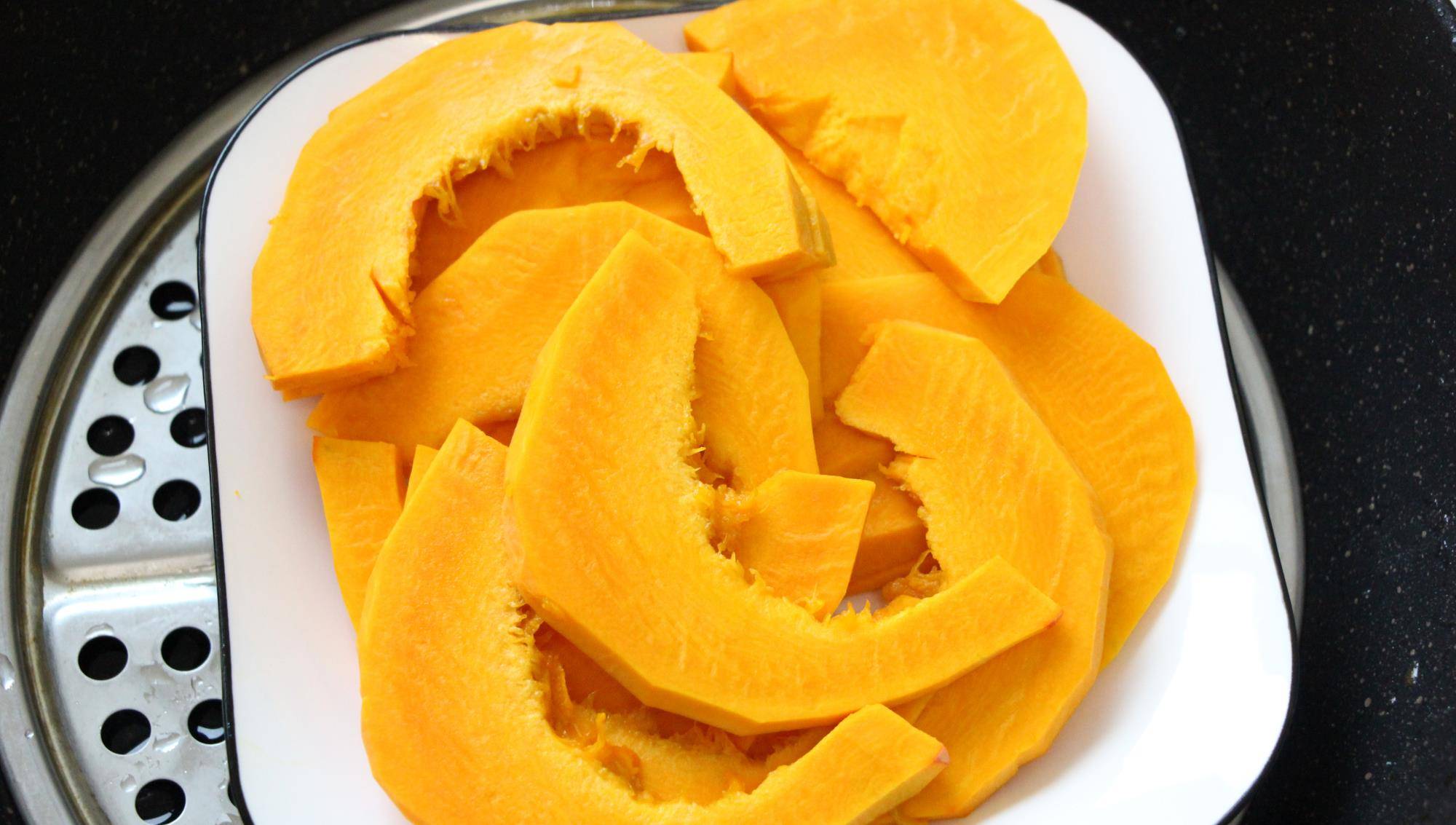 步骤二:把南瓜的皮去掉,里面的南瓜瓤也去掉,然后切成薄片备用.