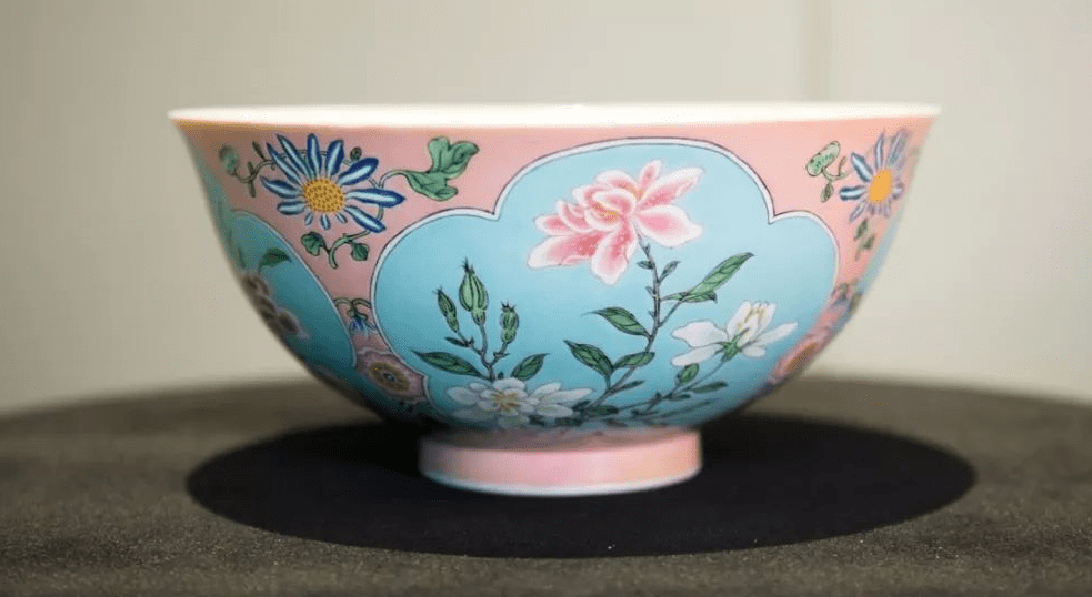 中国　大清乾隆年製　薄胎粉彩　輪花碗　箱付　V　4519 中国 大清乾隆年製 薄胎粉彩 輪花碗 箱付 V 4519 - メルカリ