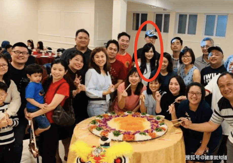 吴尊和同学合照像两辈人（图）