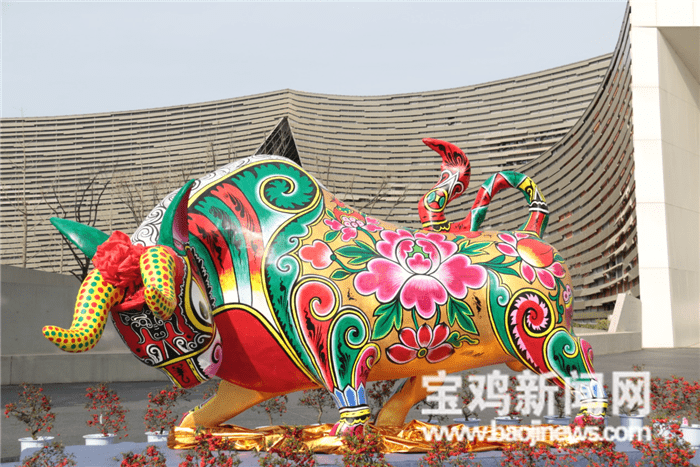 彩牛迎春全国最大的泥塑牛在宝鸡市文化艺术中心安家