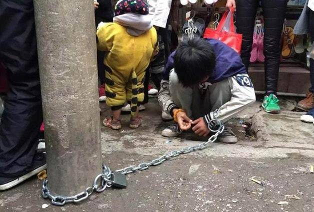 印尼街头出现“怪童”，身体被铁链锁住，得知真相游客心酸了！