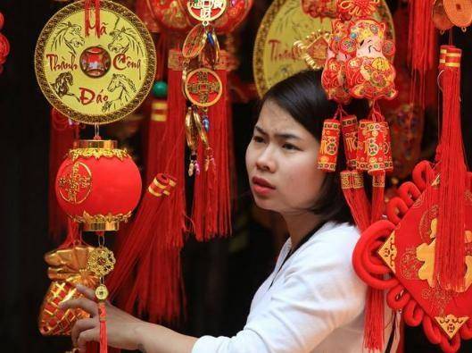 越南当地年味十足，家家户户贴春联祈平安，中国游客看了却很心酸