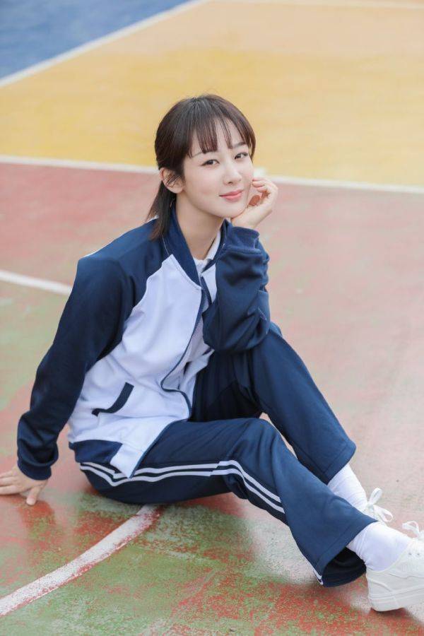 杨紫穿校服照曝光,却被脚上的鞋子抢镜,对学生的尊重!_女明星