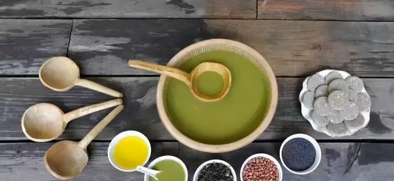 英德擂茶粥是一道美味可口的传统名点,属于粤菜系