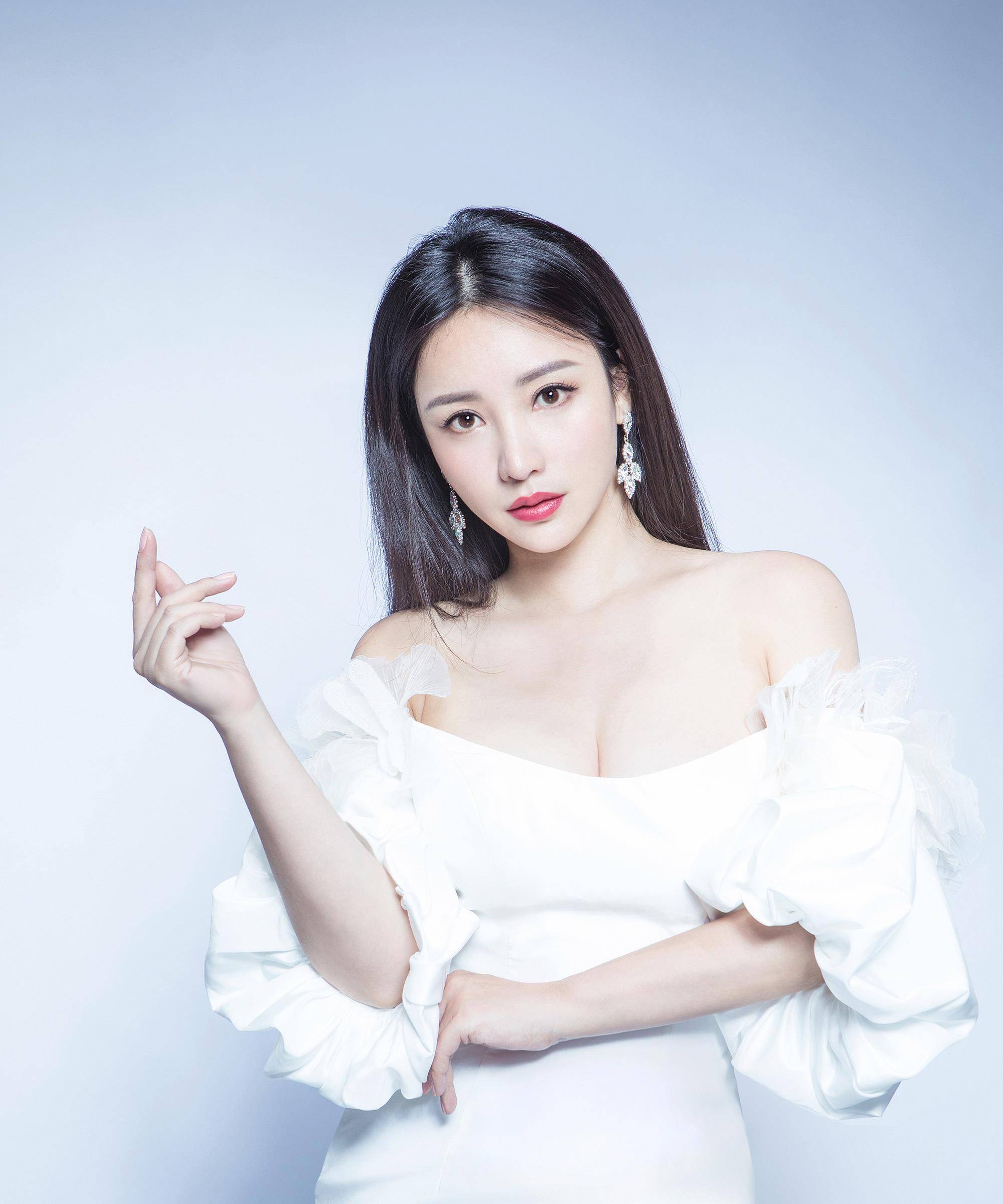 光明女神和她的宠物林莎 光明女神和她的宠物小黑