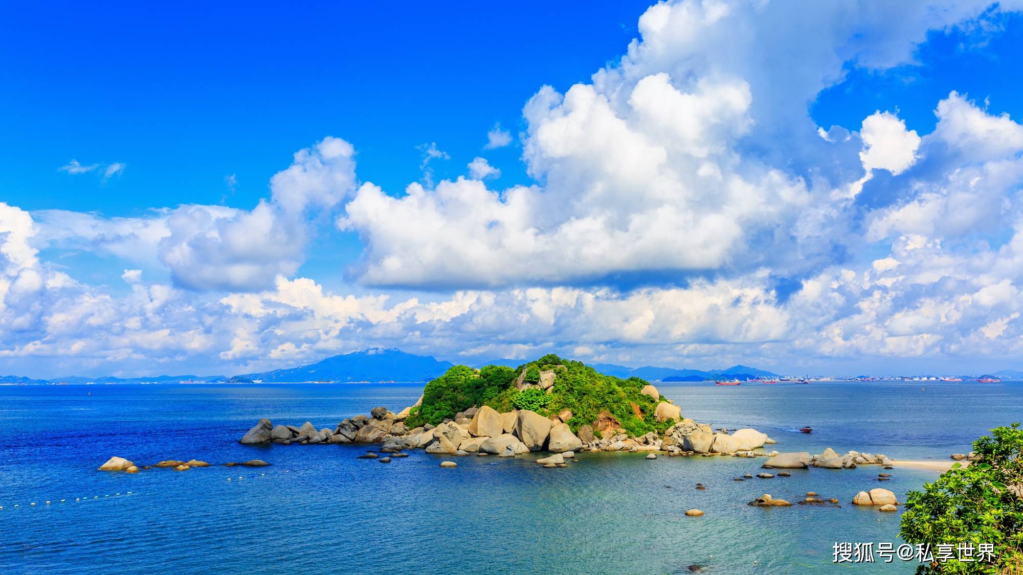 沙质洁白细幼,依山傍海分布着七山八湾十八景,山海交汇,"白金海岸"