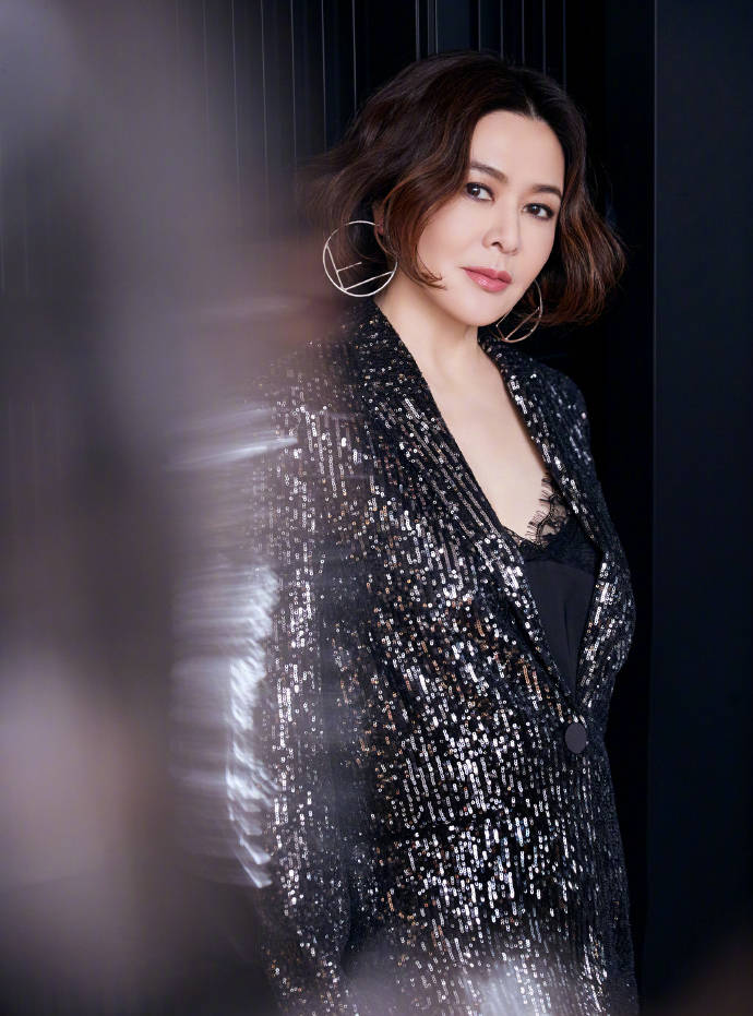 闺蜜曝光59岁关之琳近照 滤镜加持下意外撞脸蔡明