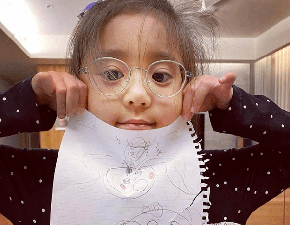 原创贾静雯女儿咘咘先天性弱视两眼视差600度网友怪不得眼睛大
