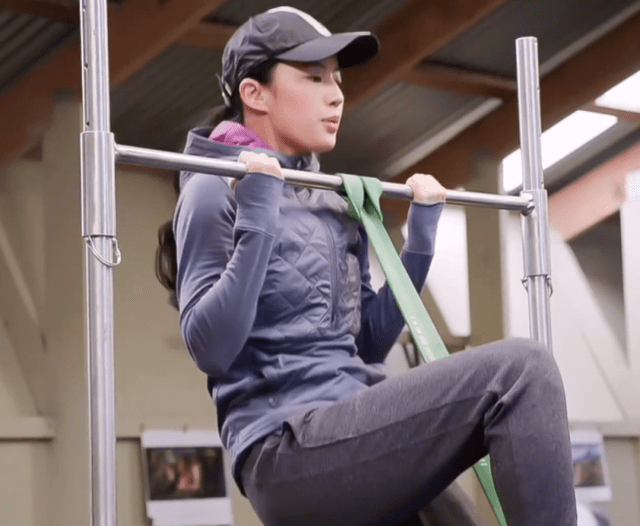 原创刘亦菲健身旧照曝光衣着清爽尽显好身形男教练表情成亮点